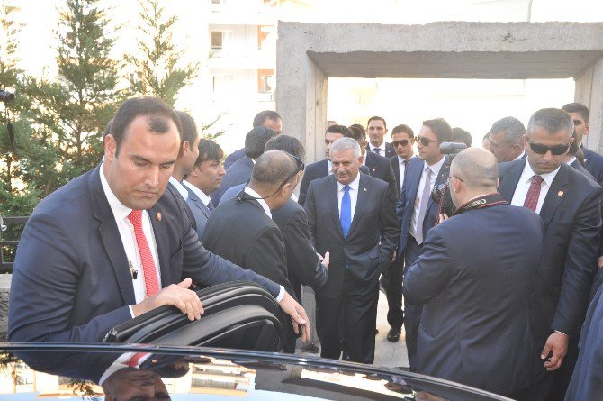 Başbakan Yıldırım, Cuma Namazını 15 Temmuz’da Saldırıya Uğrayan Camide Kıldı