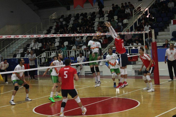 Büyükşehir Voleybol Takımı Sezona Galibiyetle Başladı