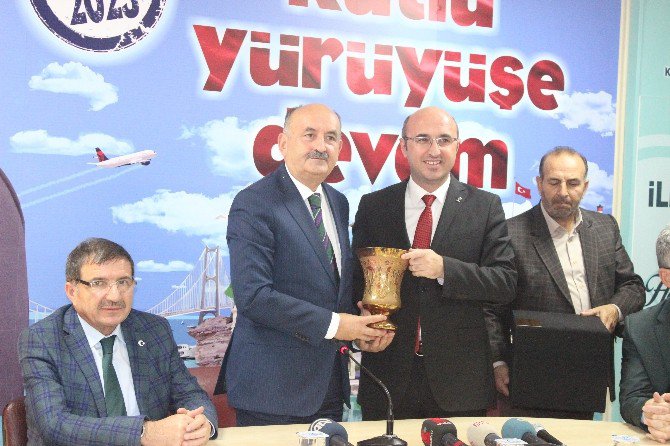 Bakan Müezzinoğlu, Ak Parti Kocaeli İl Teşkilatını Ziyaret Etti