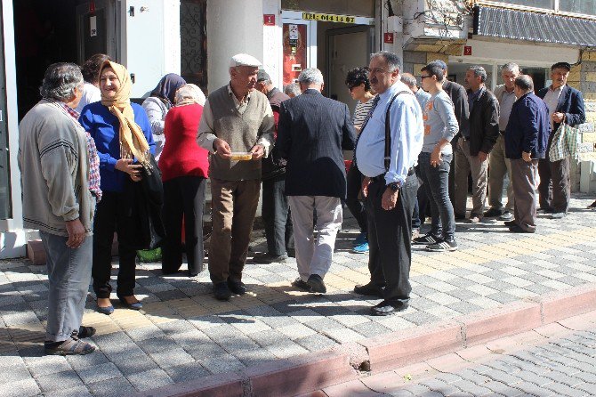 Tavşanlı Chp’den Halka Aşure İkramı