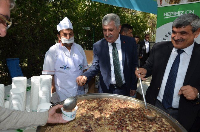 Yeşilyurt Belediyesi’nden Cami Cemaatine Aşure İkramı