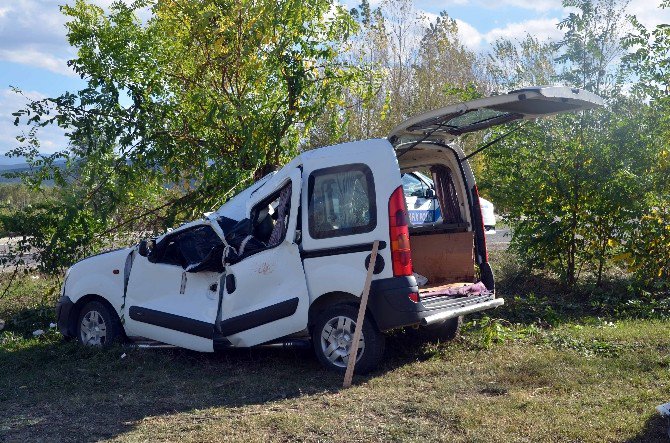 Yoldan Çıkan Kamyonet Tarlaya Uçtu: 1 Ölü, 2 Yaralı