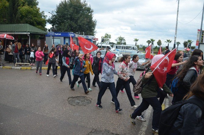 Liseli Öğrencilerden Şehit Yürüyüşü