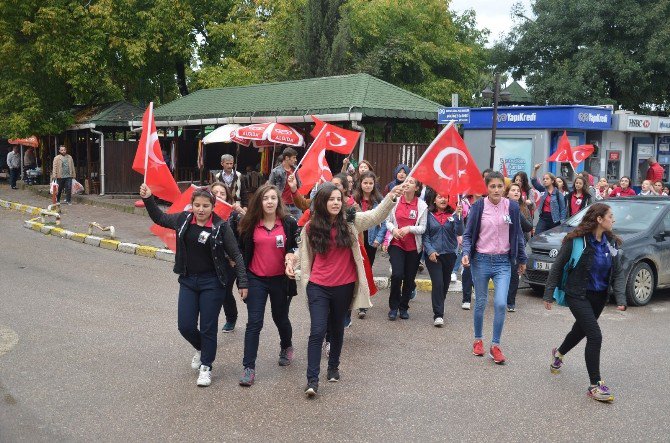 Liseli Öğrencilerden Şehit Yürüyüşü