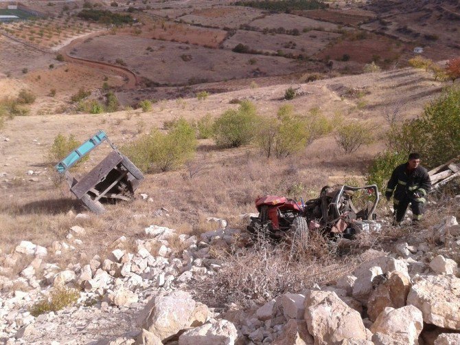 Traktör Şarampole Yuvarlandı