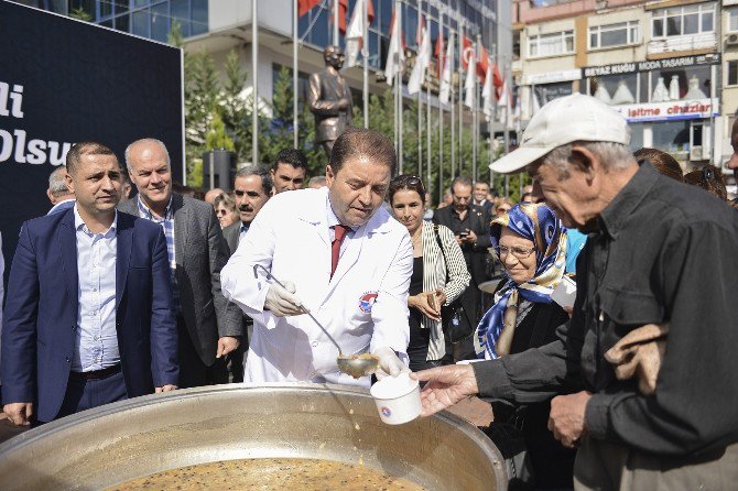 Maltepe Belediyesi 10 Bin Kişiye Aşure Dağıttı