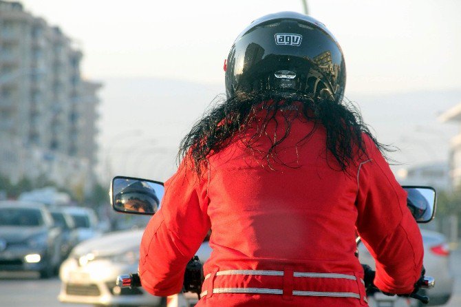 Öğretmen Çift Motosikletle 60 Kilometre Yol Kat Ederek Okula Gidiyor