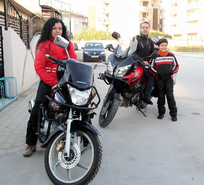 Öğretmen Çift Motosikletle 60 Kilometre Yol Kat Ederek Okula Gidiyor