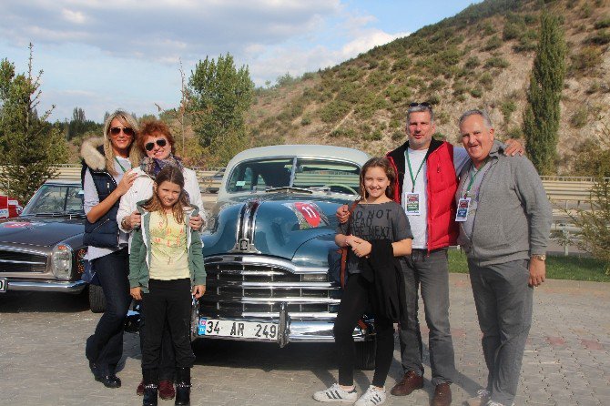 Klasik Otomobiller Görenlerini Hayran Bıraktı