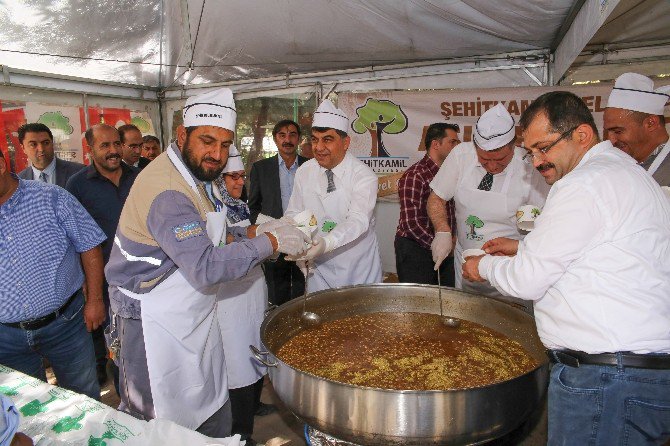 Fadıloğlu Aşure İkramında Bulundu