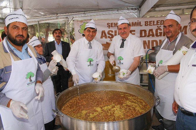 Fadıloğlu Aşure İkramında Bulundu