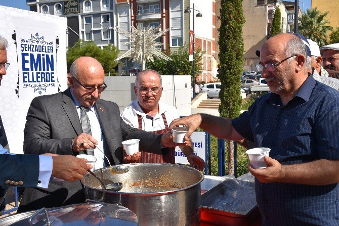 Şehzadeler’de Aşure İkramı Devam Ediyor