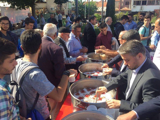 Şehzadeler’de Aşure İkramı Devam Ediyor