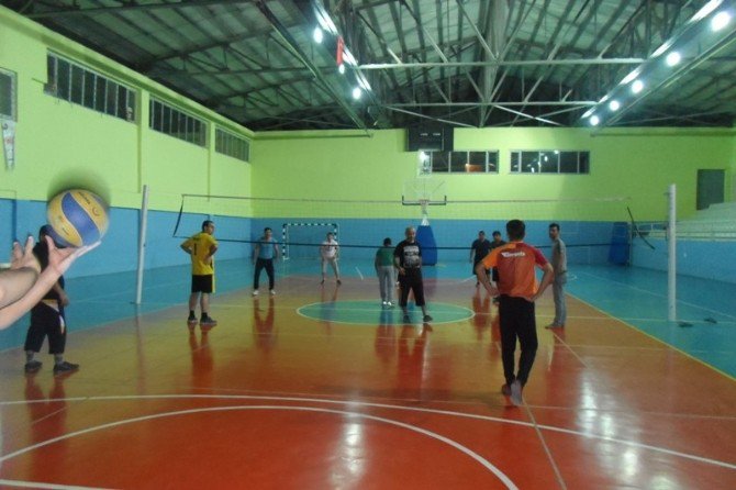 Silopi’de Sağlık Çalışanlarından Voleybol Maçı