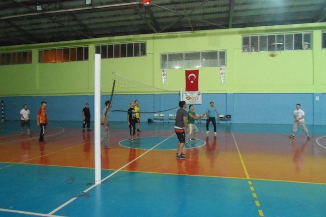 Silopi’de Sağlık Çalışanlarından Voleybol Maçı