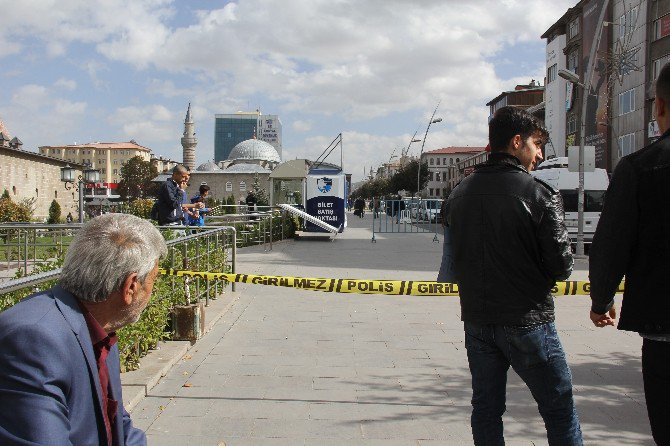 Otobüs Durağında Unutulan Bavullar, Polisi Alarma Geçirdi