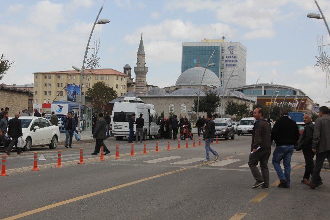 Otobüs Durağında Unutulan Bavullar, Polisi Alarma Geçirdi