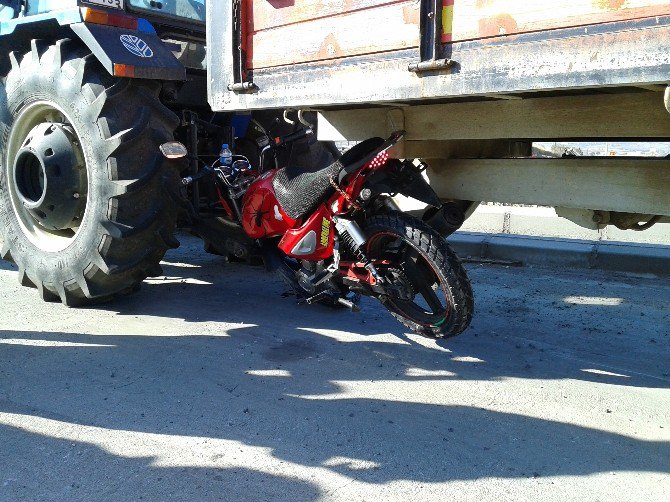 Motosiklet Traktörün Altına Girdi: 1 Yaralı