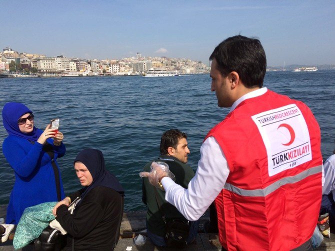 Türk Kızılayı İstanbul Şubesi, 10 Bin Kişilik Aşure İkram Etti