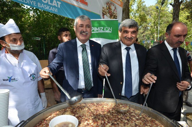 Yeşilyurt Belediyesi’nden Cami Cemaatine Aşure İkramı