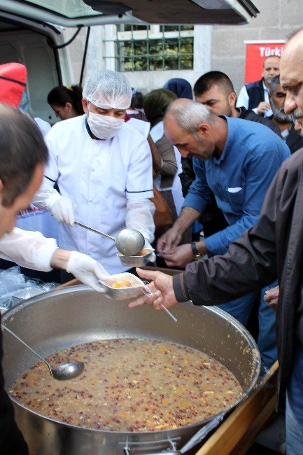 Eğitim Bir Sen Kadın Komisyonu Aşure Dağıttı