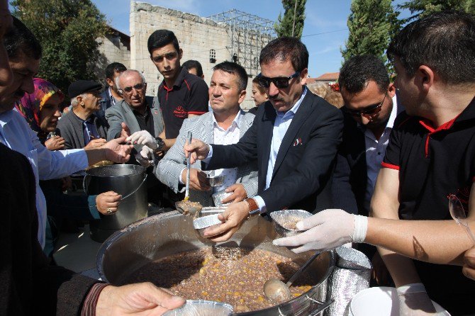 Ankaralılar Hacı Bayram’da Aşure Dağıttı