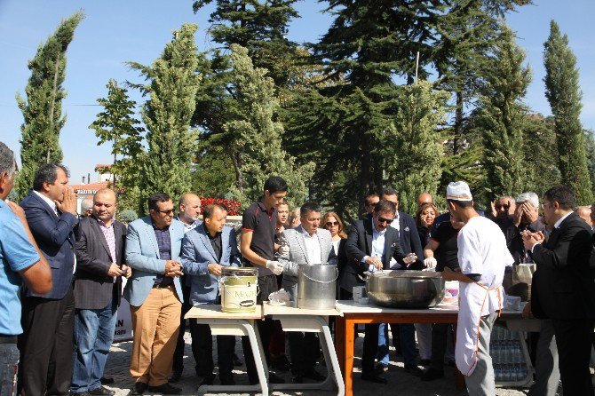 Ankaralılar Hacı Bayram’da Aşure Dağıttı