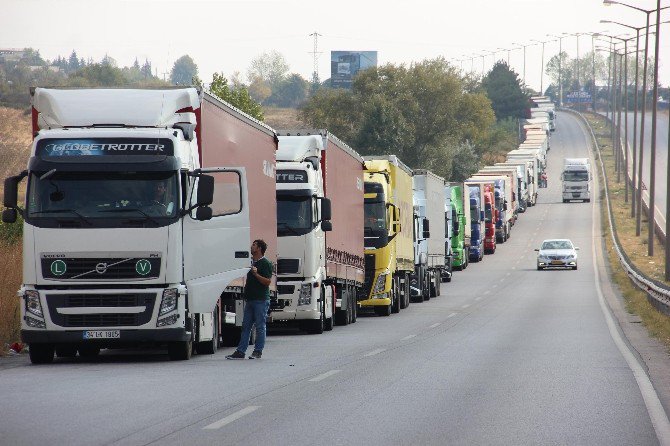 Kapıkule’de 3 Kilometre Tır Kuyruğu