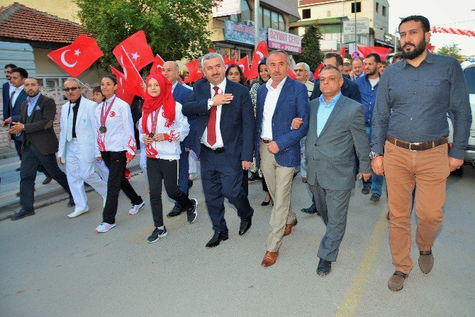 Başkan Baran, Şampiyon Sporcularla Tur Attı