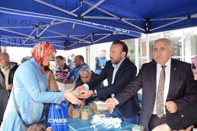 İzmit Belediyesi 6 Bin 500 Aşure Dağıttı