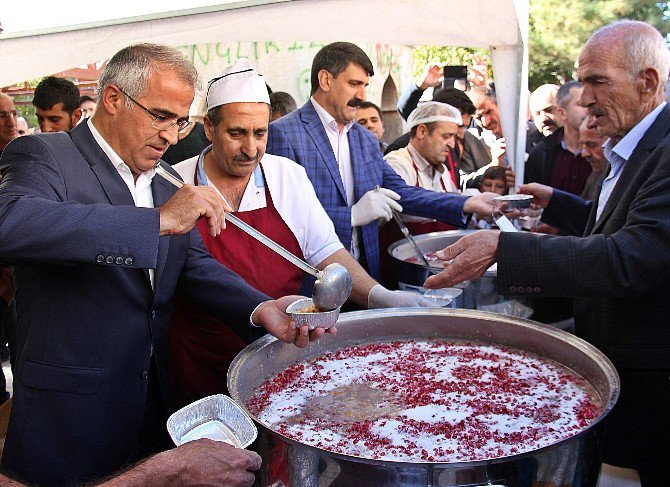 Belediyeden Vatandaşlara Aşure İkramı