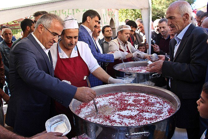 Belediyeden Vatandaşlara Aşure İkramı