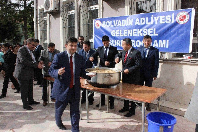 Bolvadin Adliyesinde Geleneksel Aşure Dağıtımına Devam Edildi