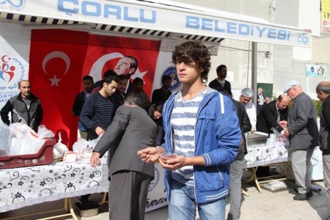 Fatih Camii’nde Cemaate Aşure İkram Edildi