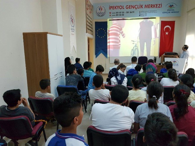 Gençlik Merkezinde Bilgilendirme Semineri