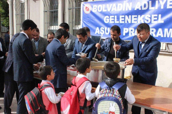 Bolvadin Adliyesinde Geleneksel Aşure Dağıtımına Devam Edildi