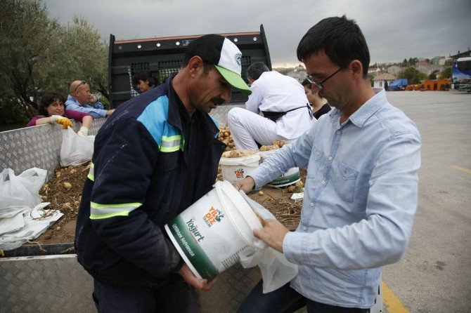 Mahalle Halkı, Taşeron İşçilere Dağıtılmak Üzere 3 Ton Patates Bağışladı