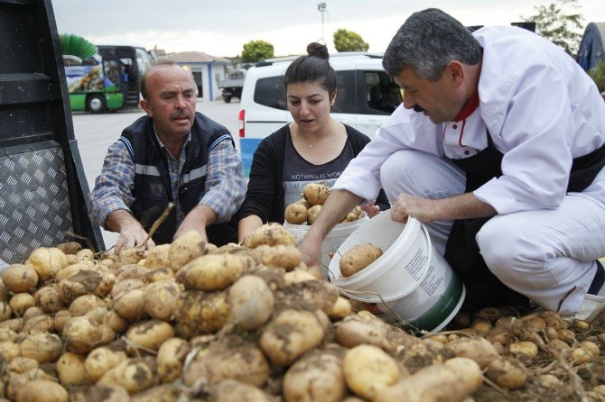 Mahalle Halkı, Taşeron İşçilere Dağıtılmak Üzere 3 Ton Patates Bağışladı