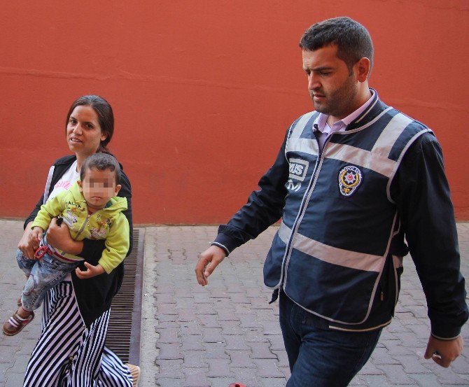 Kaçak Sigarayla Yakalanan Şüpheli, Sağlık Kontrolüne Kucağında Çocuğuyla Geldi