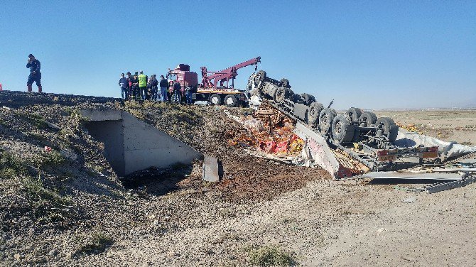 Devrilen Tır’ın Sürücüsü Hayatını Kaybetti