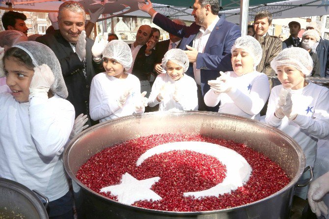 Küçükçekmece’de Minik Ellerden Aşure İkramı