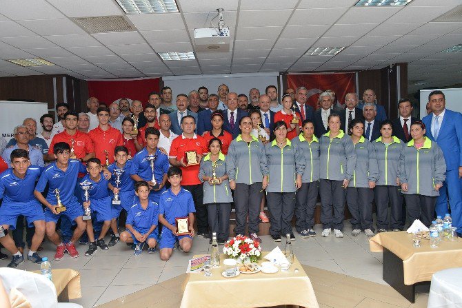 Mersin’de 2016 Yılının En İyi Sporcuları Ödüllerini Aldı