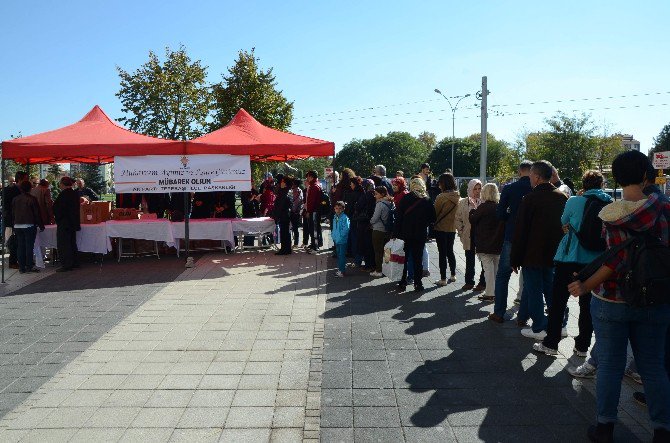 Ak Parti Tepebaşı İlçe Teşkilatı’ndan Aşure İkramı