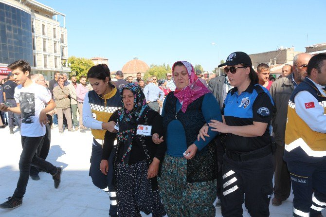 Şehit Annesi, Oğlunun Cenaze Namazında Saf Tuttu