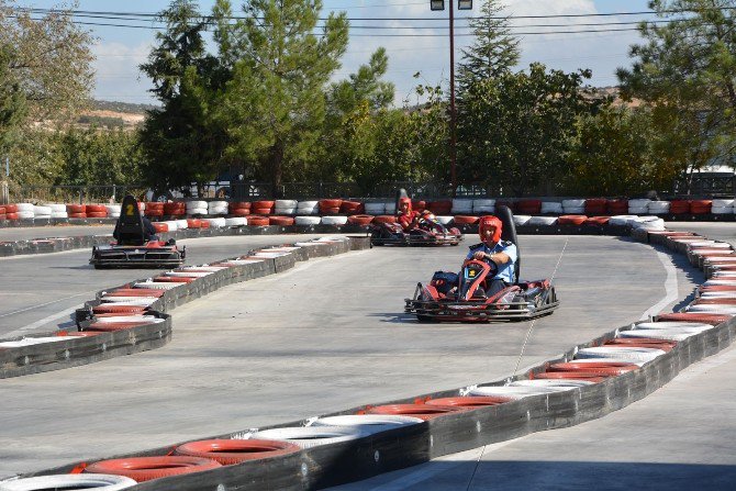 -Polisler, Go-kart Pistinde Stres Attı