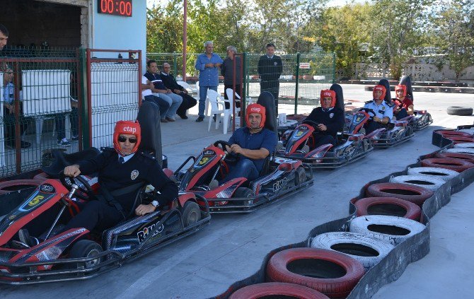 -Polisler, Go-kart Pistinde Stres Attı