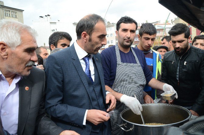 Sarıkamış Değişim Derneği Aşure Dağıttı