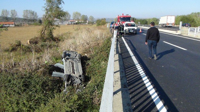 Otomobil Şarampole Devrildi: 1 Ölü, 2 Yaralı