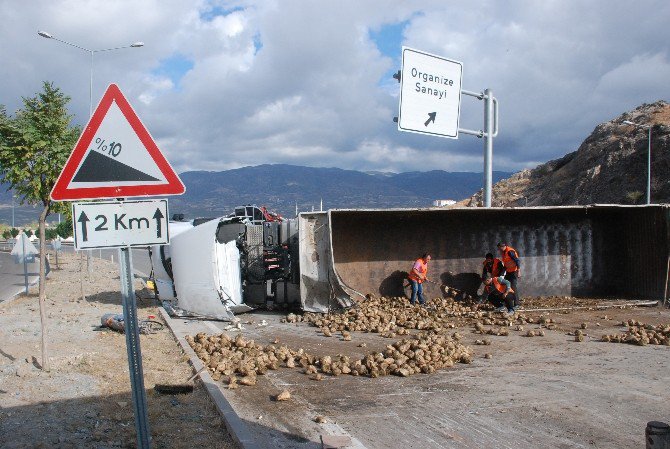 Tokat’ta Pancar Yüklü Tır Devrildi: 1 Yaralı