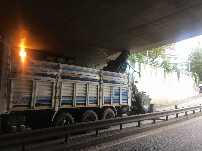 Kamyon Kasasında Taşınan Kepçe Tünele Takıldı